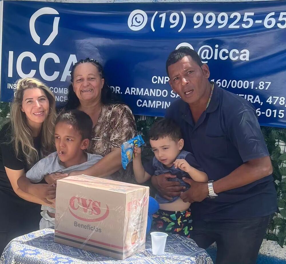 Equipe e voluntários do ICCA reunidos durante a entrega de uma doação a uma família atendida
