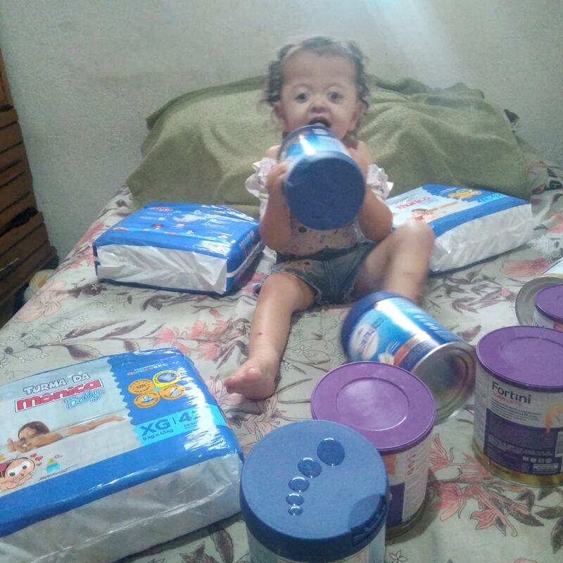 Criança atendida pelo ICCA com itens de nutrição doados